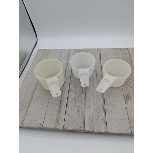 Vintage Tupperware 3 Piece Nesting Hanging Measuring Cups White - Picture 2 of 6